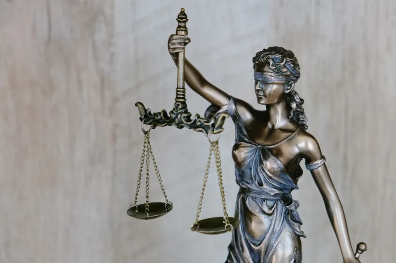 Justitia-Statue mit Waage als Symbol für das Strafrecht